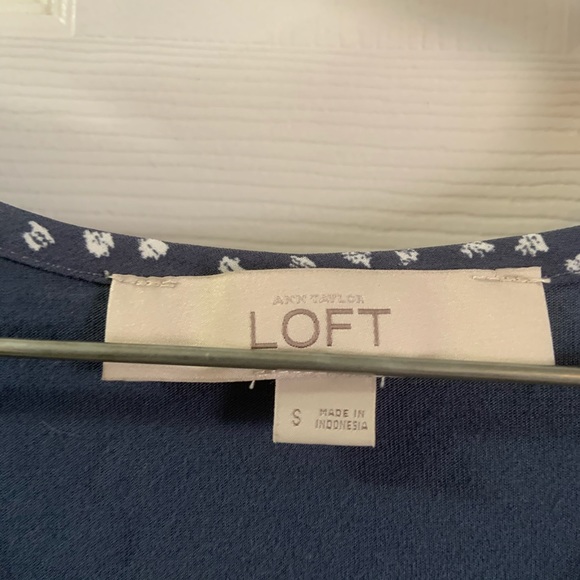 Loft Blue/White Spot Print V Neck Blouse size Small - Picture 2 of 7